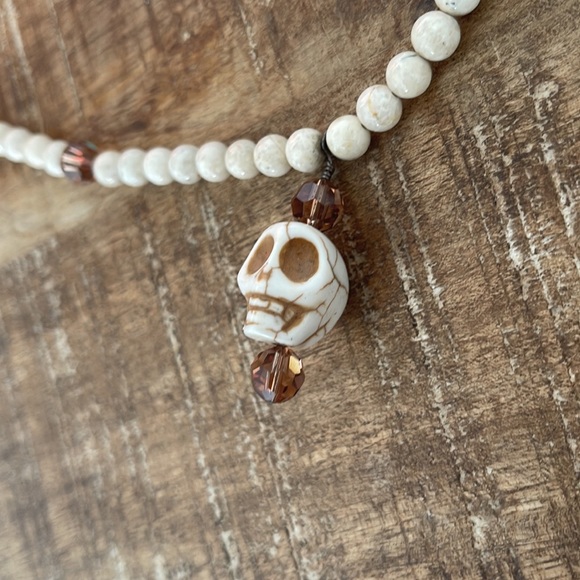 Magnesite Crystal skull necklace - Picture 3 of 5